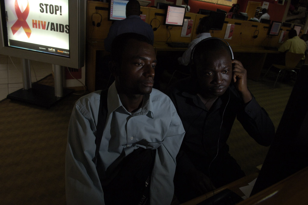 Personnes africaines travaillant sur ordinateurs
