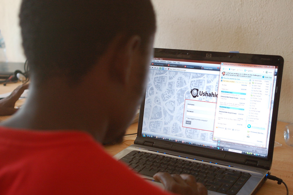 Apprenante africaine sur ordinateur